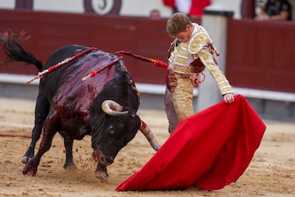 Borja Jiménez, al natural en su primer toro.