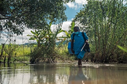 Los trabajadores sanitarios de Malawi deben atravesar charcos y pequeños lagos, o cruzar puentes realmente peligrosos, para llevar las vacunas a todos los lugares.