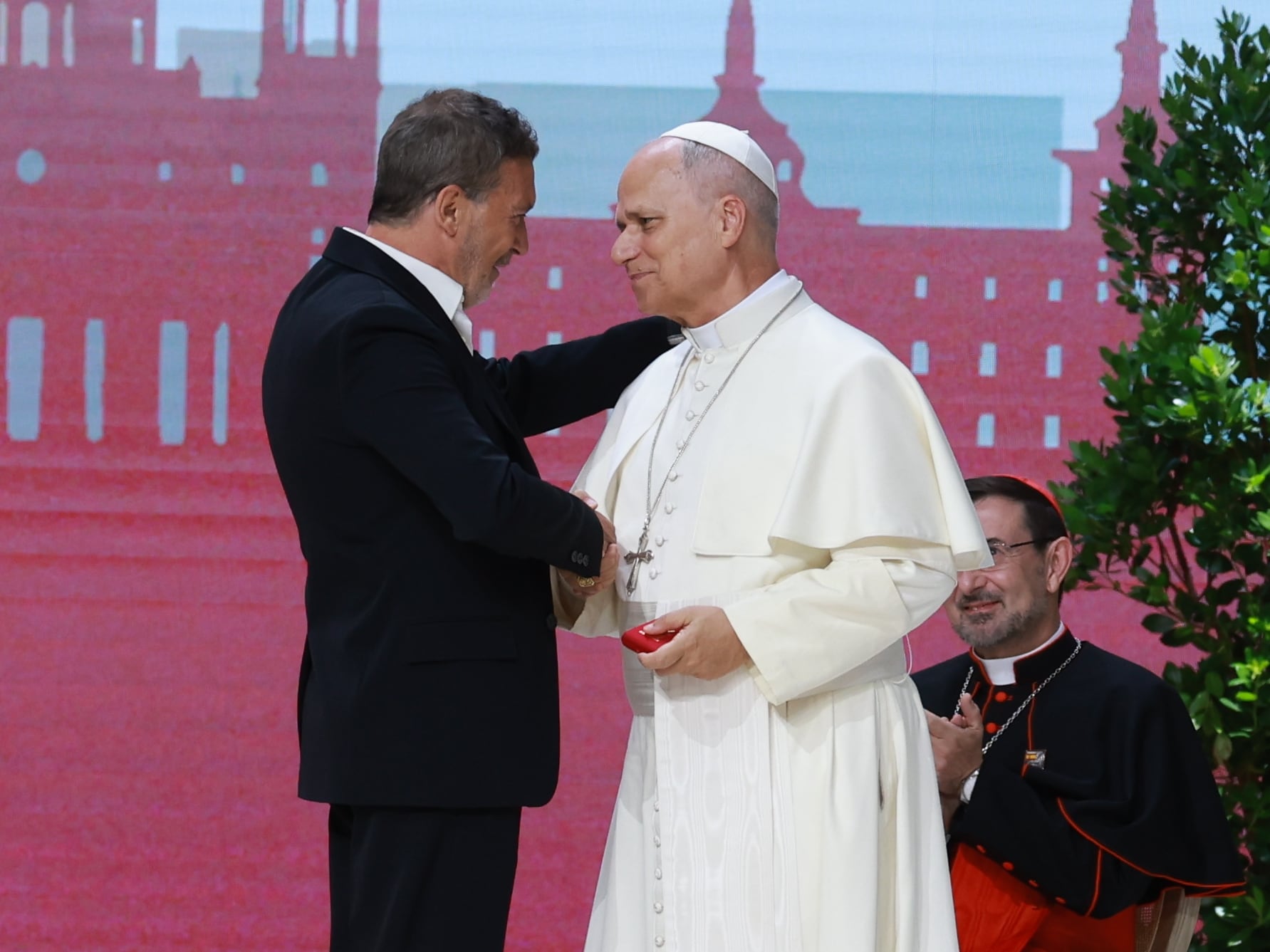 El papa León XIV saluda al actor Antonio Banderas durante el encuentro 'Tejer redes', este domingo en Madrid.
