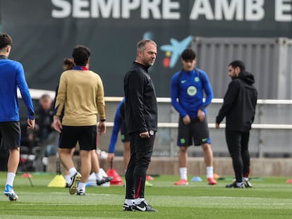 Hansi Flick, en el entrenamiento del Barcelona de este lunes.