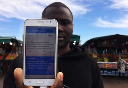 El camerunés Mamadou, de 28 años, en la plaza del zoco de Marrakech.