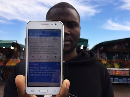 El camerunés Mamadou, de 28 años, en la plaza del zoco de Marrakech.