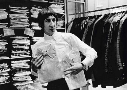 Pete Townshend, de compras en 1966. Fotografía perteneciente a la exposición 'Fifty Years of The Who by Colin Jones'. Hasta el 23 de marzo en la londinense Proud Camden Gallery (www.proud.co.uk)