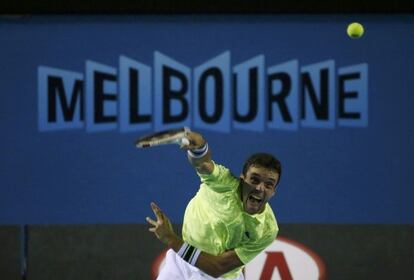 Bautista efectúa un servicio contra Del Potro.