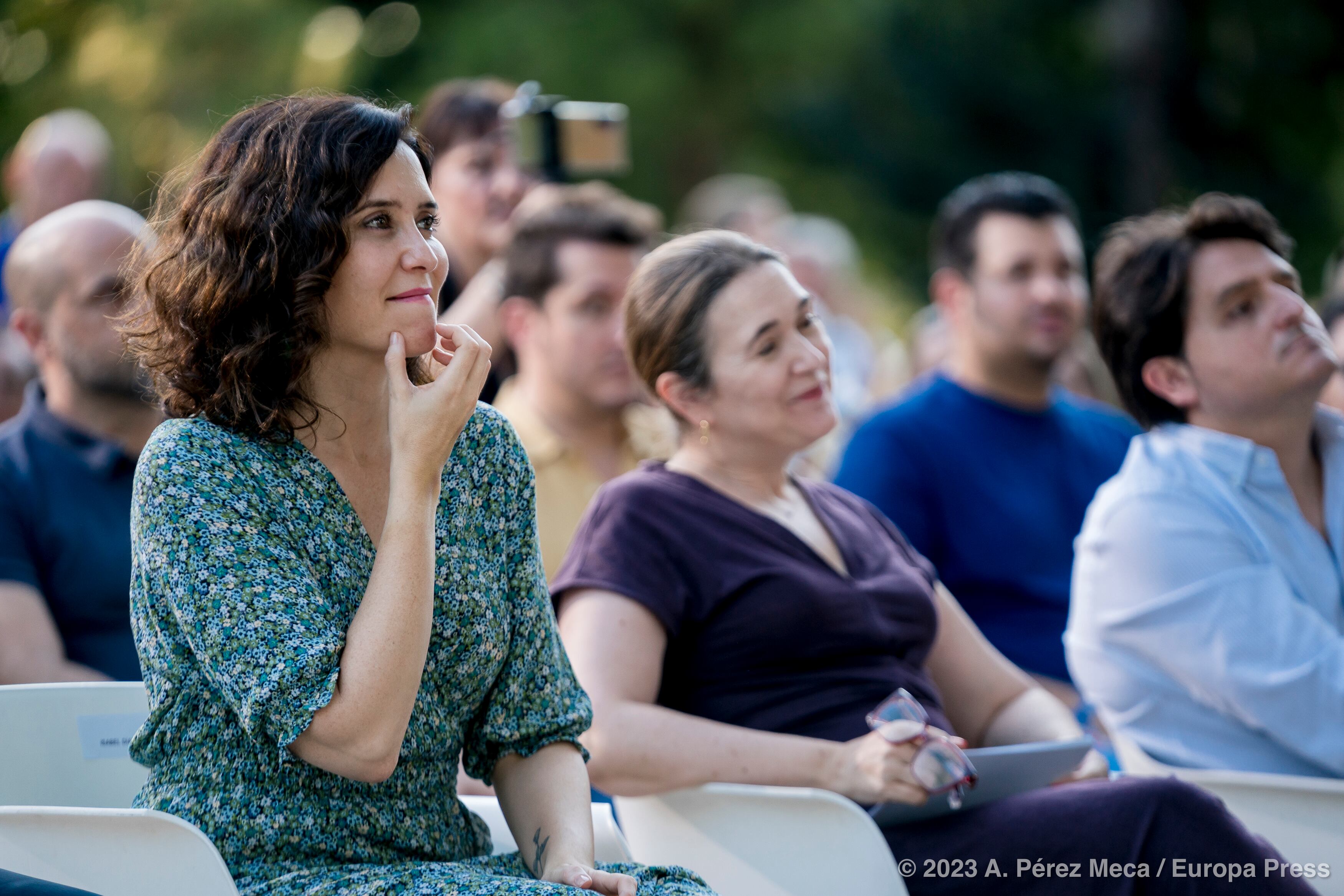 La presidenta madrileña, Isabel Díaz Ayuso (i), junto con Marta Rivera de la Cruz durante un acto de campaña del PP para las generales del 23 de julio de 2023, en Alcalá de Henares, Madrid. 
