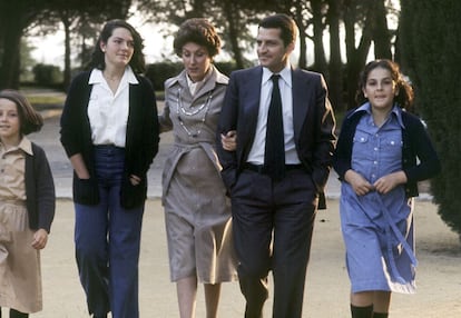 El presidente Adolfo Su&aacute;rez y su esposa Amparo Illana pasean por los jardines del palacio de La Moncloa con sus hijas. Fotograf&iacute;a de junio de 1977. 