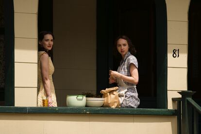 Zoe Kazan y Winona Ryder, en 'La conjura contra América'.