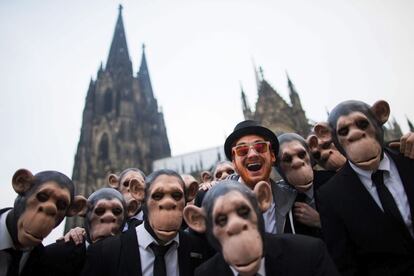 Varias personas lucen máscaras de mono durante la celebración del carnaval en Colonia (Alemania).