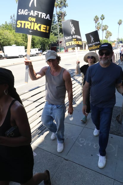 Jeremy Allen White en la huelga convocada por el sindicato de actores SAG-AFTRA, el 20 de julio, en Los Ángeles.