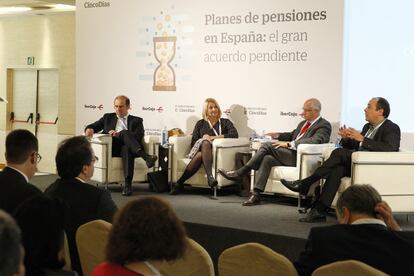 Jordi García Viña, director de relaciones laborales de CEOE, María del Carmen Barrera, secretaria de políticas sociales, empleo y seguridad social de UGT, Jose Antonio Vega, director adjunto de Cinco Días y Carlos Bravo,secretario de políticas públicas y protección Social de CCOO.