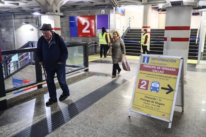 Carteles anuncian el cierre de la línea 2 del metro en la estación de Sol. 