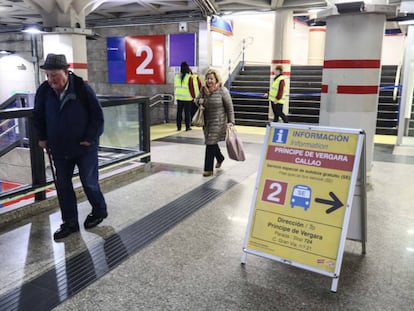 Carteles anuncian el cierre de la línea 2 del metro en la estación de Sol. 