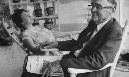 La autora Harper Lee con su padre en 1961.