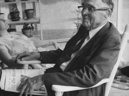 La autora Harper Lee con su padre en 1961. 