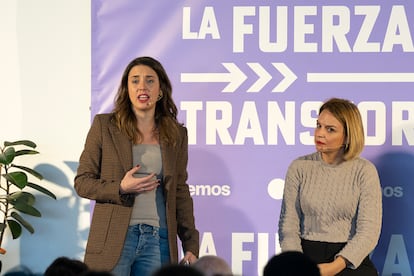 La ministra de Igualdad, Irene Montero, junto a Noemí Santana, consejera de Derechos Sociales del Gobierno de Canarias este domingo en un acto de Podemos en Arrecife (Lanzarote).
