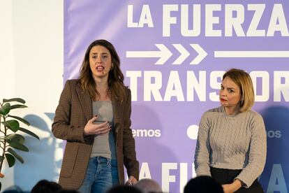 La ministra de Igualdad, Irene Montero, junto a Noemí Santana, consejera de Derechos Sociales del Gobierno de Canarias este domingo en un acto de Podemos en Arrecife (Lanzarote).