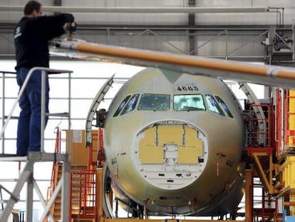 Un operario trabaja en la construcción de un avión Airbus en Hamburgo. EFE/Archivo