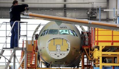 Un operario trabaja en la construcción de un avión Airbus en Hamburgo. EFE/Archivo