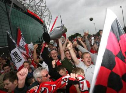 Los seguidores del Manchester celebran ayer el título en las afueras de Old Trafford.