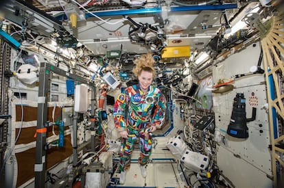 La astronauta Kate Rubins lleva un traje espacial pintado a mano por niños enfermos de cáncer, a bordo de la Estación Espacial Internacional.