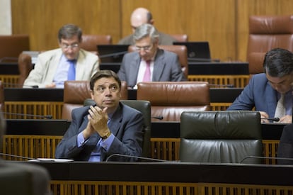 Luis Planas en el Parlamento durante el debate de la comunidad, un día después de que Griñán anunciara que no se volvería a presentar.