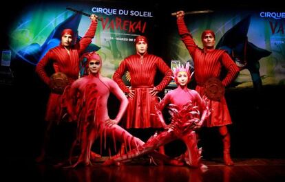 Miembros de la compañía Circo del Sol presentando un espéctaculo.