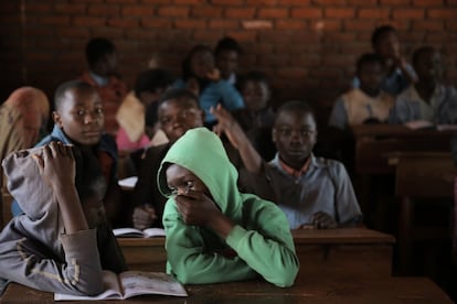 En Dzaleka también hay una escuela secundaria y otros servicios, como la formación de adultos. Los embarazos adolescentes son un problema para la asistencia a clase de las chicas de esa edad. Como casi todo aquí, los centros formativos atienden tanto a los habitantes del campo como a los malauís de las poblaciones vecinas, que también sufren necesidad en muchos ámbitos, pero al menos tienen libertad para trabajar.