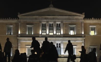 Ciudadanos griegos concentraods delante del Parlamento nacional en Atenas.