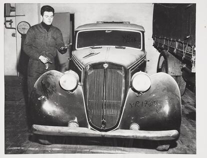 El coche de Benito Mussolini languidece en un garaje de Milán diez años después de su muerte, 1955