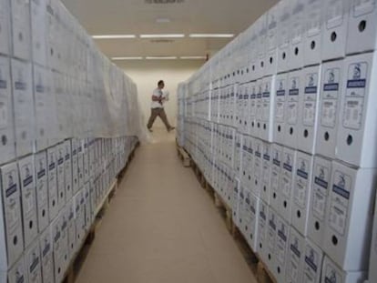 Cajas con expedientes acumulados en el Colegio de Registradores, en 2013