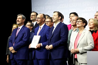 El líder de la CDU, Friedrich Merz, sostiene el acuerdo de Gobierno de coalición entre la CDU, la CSU y el SPD, junto al líder de la CSU, Markus Söder, el vicecanciller alemán designado y ministro de Finanzas designado, Lars Klingbeil, y la colíder del SPD, Saskia Esken, en Berlín, este lunes.