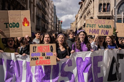Miles de estudiantes se manifiestan en Barcelona por el Día Internacional de la Mujer, el 8 de marzo de 2024.