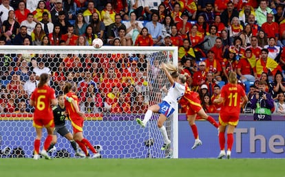 Alessia Russo marca el gol del empate.