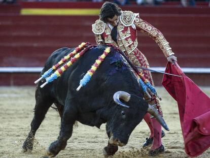 Curro D&iacute;az durante su faena con la muleta a &#039;Lev&iacute;tico&#039;.