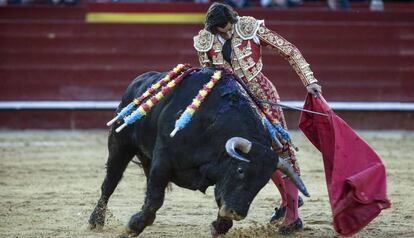 Curro D&iacute;az durante su faena con la muleta a &#039;Lev&iacute;tico&#039;.