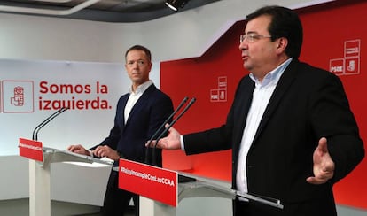 El presidente de Extremadura, Guillermo Fernández Vara, y el portavoz socialista en el Senado, Ander Gil, durante la rueda de prensa posterior a la reunión de la ejecutiva.