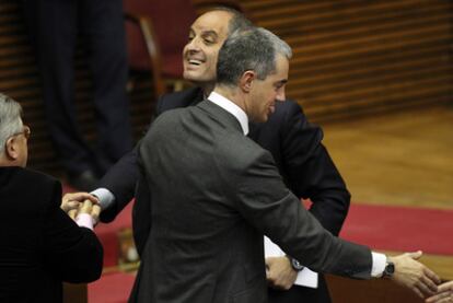 Francisco Camps y Ricardo Costa (de espaldas), ayer en las Cortes Valencianas.