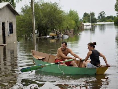 Um casal uruguaio rema um bote nas ruas inundadas de Durazno em 2010.