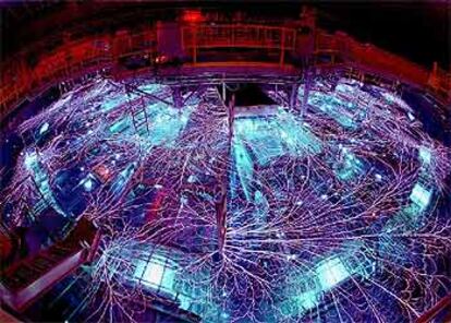 La máquina Z de los Laboratorios Nacionales Sandia, donde se experimenta la fusión con rayos X, en el instante del encendido.