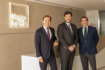 De izquierda a derecha: Miguel Ángel Sánchez, socio del área de fiscal; Javier Grimau, nuevo ‘counsel’ de Hogan Lovells en Madrid y Fernando Calancha, socio director de la oficina de Madrid y líder del área de práctica de regulatorio y energía.