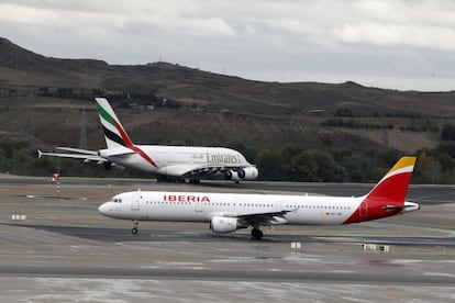 Un avión de Iberia en el aeropuerto de Barajas.