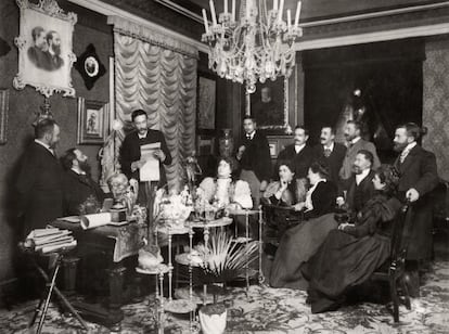 Lectura de Benito Pérez Galdós en el salón del doctor Tolosa Latour en 1897.