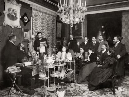 Lectura de Benito Pérez Galdós en el salón del doctor Tolosa Latour en 1897.