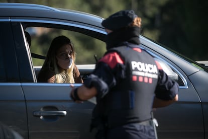 En la imagen, agentes ARRO de los Mossos d Esquadra durante un control policial