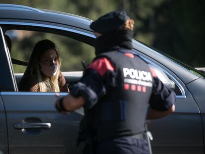 Control de tráfico de los Mossos d'Esquadra por las restricciones de movilidad ante el coronavirus.