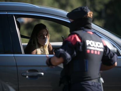 En la imagen, agentes ARRO de los Mossos d Esquadra durante un control policial