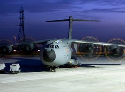 El 18 de noviembre se pusieron en marcha, por primera vez de forma simultánea, los cuatro motores turbohélice TP400 (de Europrop International) del A400M, en las instalaciones de Airbus Military en Sevilla.