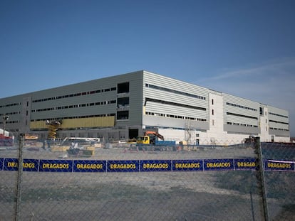 Obras de construcci&oacute;n del centro log&iacute;stico de Amazon en El Prat de Llobregat (Barcelona) el pasado mes de abril. 