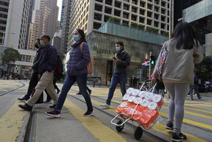 Algunas personas con mascarilla quirúrgica en las calles de Hong Kong.