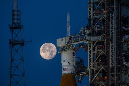 The SLS rocket and the 'Orion' capsule, at the top.